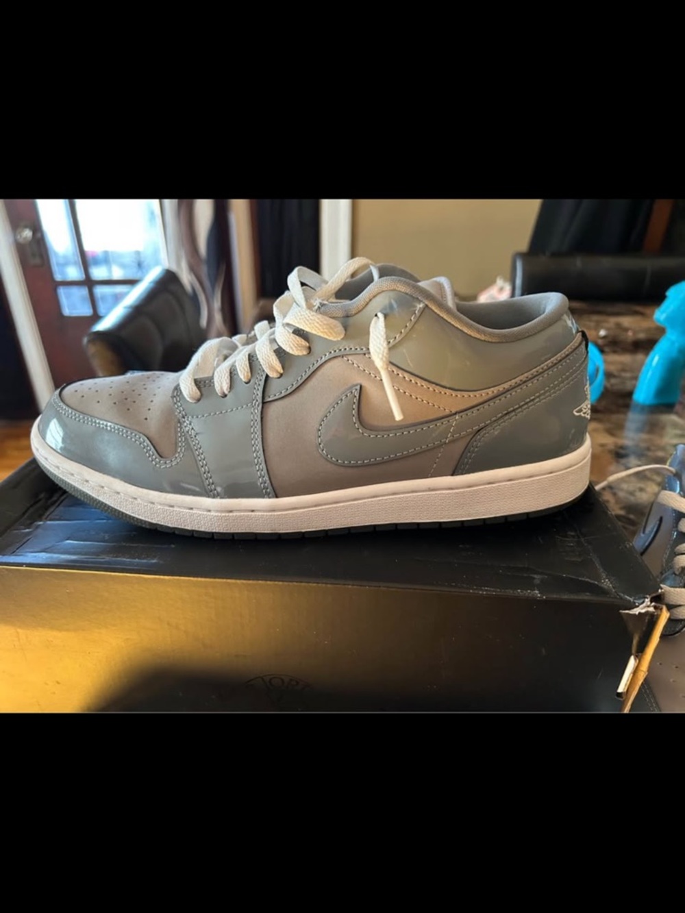 Mens Jordan’s 1 lows 10.5 w/original box